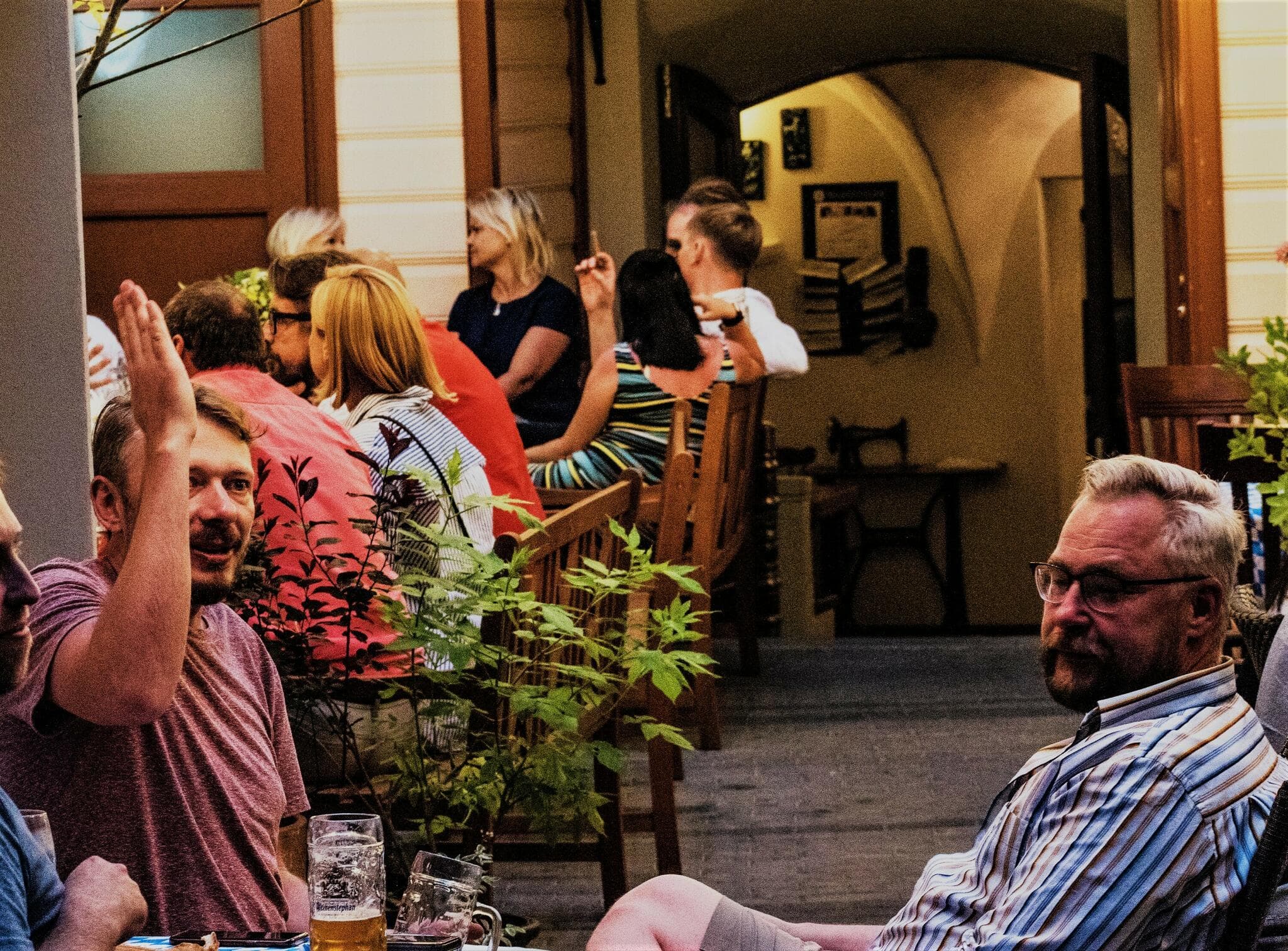 Külalised suvises Biergartenis sisehoovis
